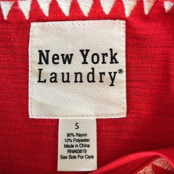 New York Laundry Women’s red V-neck top with embroidered flowers size small NWT - Picture 6 of 9